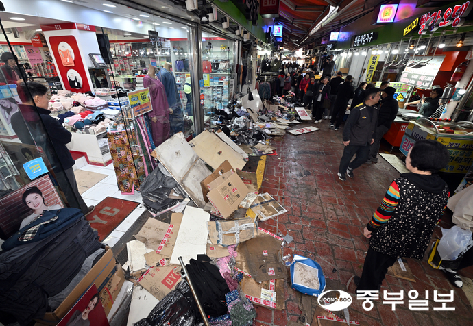 지난 13일 오후 부천시 오정구 부천제일시장에서 A씨가 몰던 1톤 트럭이 시장내부로 돌진하는 사고가 발생한 가운데 사고 현장이 처참한 모습을 보이고 있다. 김경민기자