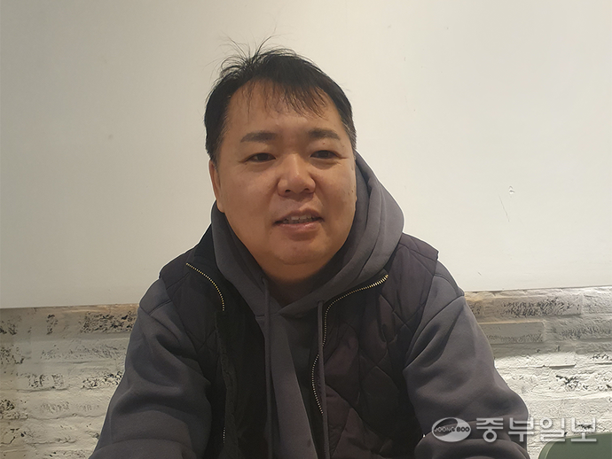 정은철 협동조합마을카페마실 이사장이 19일 중부일보와 인터뷰를 하고 있다. 이태호기자