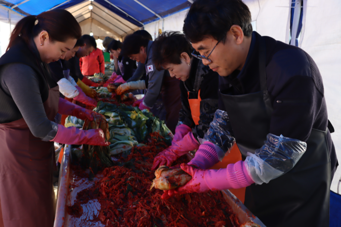 수원구치소 직원들이 ‘사랑의 김장 나눔’ 봉사를 하고 있다. 사진=수원구치소