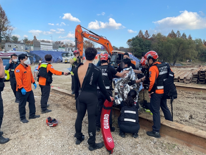 고양소방서 구조대원들이 지난 16일 덕은동 노을공원 하천에 빠진 10대 학생을 무사히 구조하고 저체온증을 막기 위한 조치를 취하고 있다. 사진=고양소방서