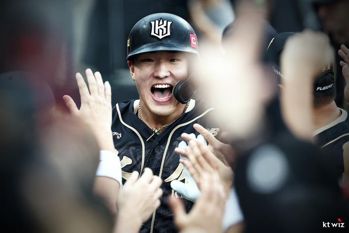 KBO리그 만장일치 신인상 수상여부에 관심이 모아지고 있는 KT 안현민. 사진=KT위즈