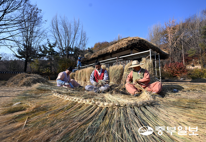 절기상 소설을 사흘 앞둔 19일 오후 용인시 한국민속촌에서 관계자들이 초가지붕에 올릴 용마름과 이엉 잇기 작업을 하며 겨울을 준비하고 있다. 노민규기자