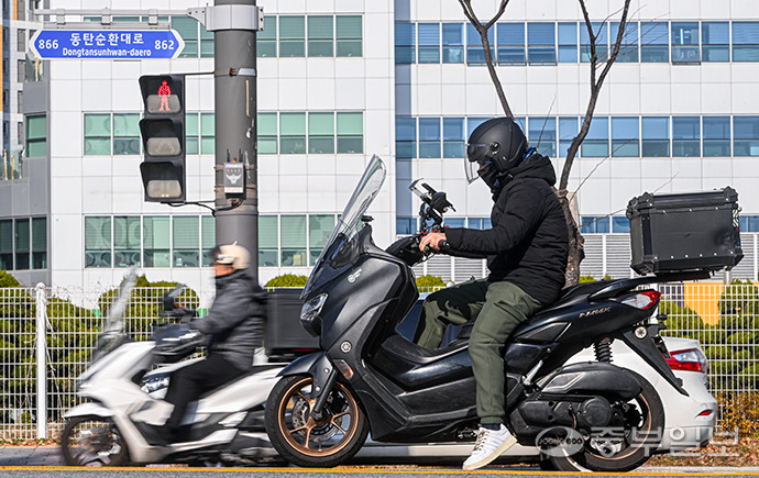 배달의민족이 올해 화성과 오산에 ‘로드러너’를 시범 도입한 것과 관련해 배달 라이더들과 소상공인들의 불만이 커지는 가운데 19일 오후 화성시 영천동 인근 횡단보도에서 배달 라이더가 신호를 기다리고 있다. 임채운기자