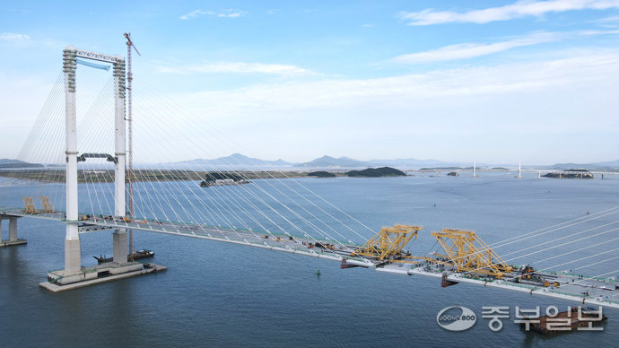 지난 9월 12일 인천시 서구 청라국제도시와 중구 영종도를 잇는 제3연륙교 사장교 구간에서 대형 크레인이 마지막 상판을 들어 올려 주탑과 연결하는 작업이 진행되고 있다.정선식기자