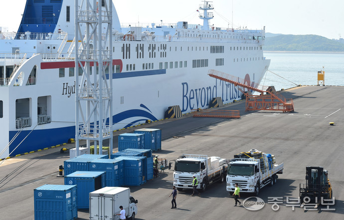 인천-제주 항로 카페리 비욘드 트러스트호가  지난 2022년 5월 4일 제주로 출항하기 위해  인천 중구 연안여객터미널에서 화물을 싣고 있다.정선식기자