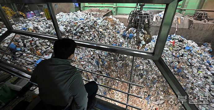 내년 초부터 생활폐기물 직매립이 금지되면서 쓰레기 대란이 예고돼 경기도내 발빠른 추가 시설 추진이 요망되는 가운데 19일 오후 경기도내 한 쓰레기처리시설에서 관계자가 생활폐기물 처리 작업을 하고 있다. 김경민기자