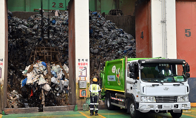 내년 초부터 생활폐기물 직매립이 금지되면서 쓰레기 대란이 예고돼 경기도내 발빠른 추가 시설 추진이 요망되는 가운데 19일 오후 경기도내 한 쓰레기처리시설에서 관계자가 생활폐기물 처리 작업을 하고 있다. 김경민기자