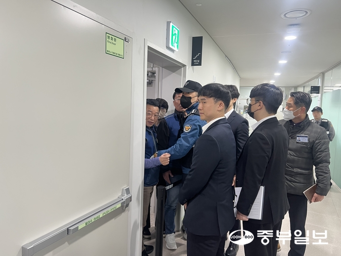 경기도의회 운영위원회가 도청 비서실 등에 대한 행정사무감사를 진행하려는 19일 운영위 회의실이 있는 5층 복도에 입장하려는 전국공무원노동조합 경기도청지부와 저지하려는 도의회 사무처 청원경찰 등이 충돌하고 있다. 신다빈기자