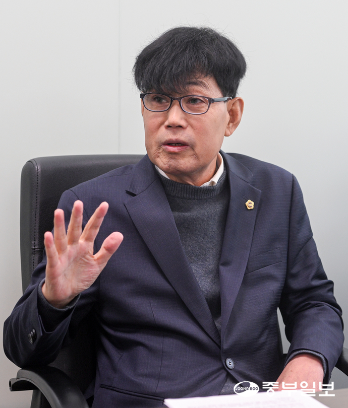 양운석 경기도청 예산결산특별위원장이 19일 오전 경기도의회 기자단과 인터뷰를 진행하고 있다. 임채운기자