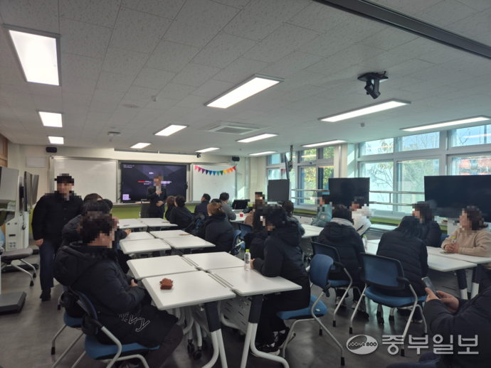 19일 교내 본관에서 교감·체육 담당 교사 2명·수원북중SBC 학부모들이 간담회를 진행하고 있다. 이건우기자