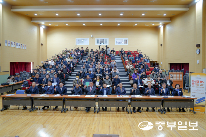 안성시의회가 19일 공도읍 행정복지센터 대회의실에서 마련한 ‘안성형 철도 유치를 위한 전문가 초청 정책토론회’에 참석한 토론자와 시민들이 토론회에 앞서 파이팅을 외친다. 우승오 기자