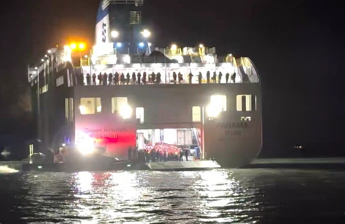 19일 오후 8시 17분께 전남 신안군 장산도 남방 족도에 여객선 퀸제누비아2호가 좌초돼 해경이 구조 작업을 벌이고 있다. 연합뉴스