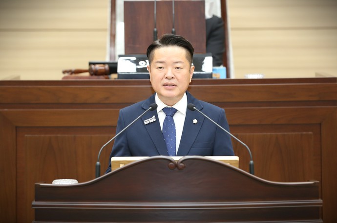 김남원 인천 서구의원이 20일 열린 제277회 구의회 정례회 본회의에서 정서진 표지석 위치에 관한 5분 자유발언을 하고 있다. 사진=서구의회