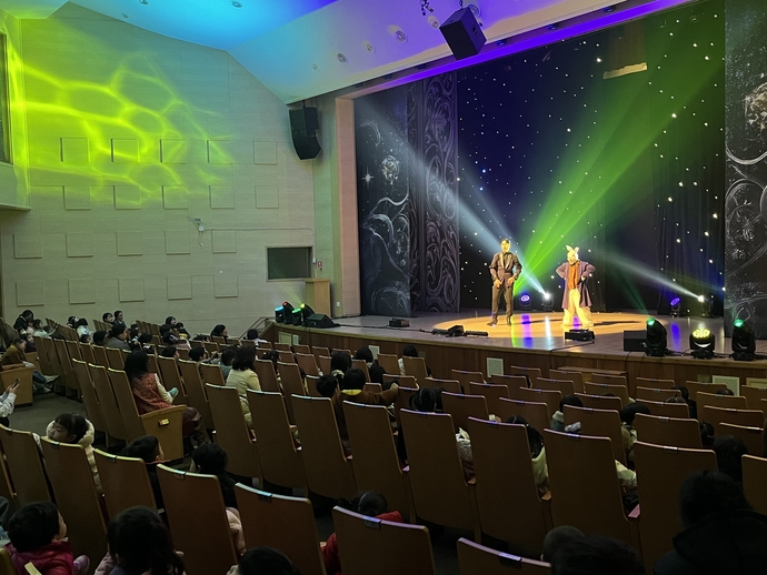 안산시육아종합지원센터 개최한 ‘우주 매직쇼’가 지난 19일 안산 올림픽기념관 공연장에서 펼쳐지고 있다. 사진=안산시육아종합지원센터
