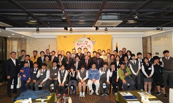 군포 사랑의 끈 연결 운동에 참여한 장애 청소년과 관계자들이 기념 촬영을 하고 있다. 사진=군포시