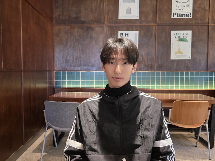 스트리트 워크아웃 선수이자 동두천시 시민홍보대사인 윤경현 군이 중부일보와 인터뷰를 진행하며 포부를 전하고 있다. 이석중기자