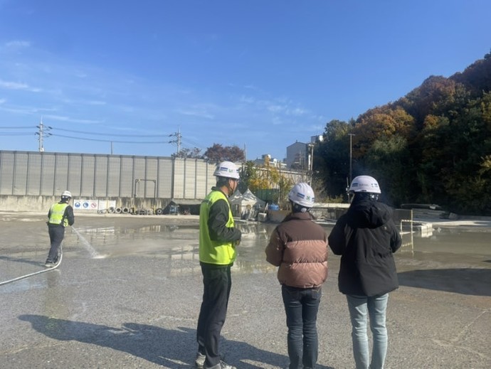시구 합동 점검반이 11월 11일 안양시 석수동 소재의 한 사업장에서 비산먼지 억제조치 및 작업장 바닥 상태 등을 점검하고 있다. 사진=안양시