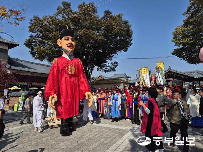 이번 2025 오곡나루 축제에서 새롭게 선보이며 축제장을 찾은 방문객들에게 센세이션을 불러 일으킨 4.5m 높이의 대형 세종대왕 인형이 축제장으로 입장하고 있다. 김규철기자