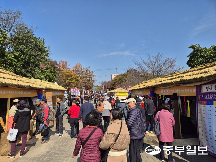 여주오곡나루 축제장을 둘러보는 시민들의 모습. 김규철기자