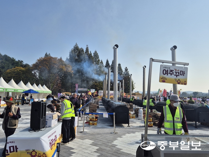 남한강 출렁다리 입구 빛의 공원에 설치된 11개의 장작고구마구이통 앞에 군고구마 맛을 보려는 시민들의 발길이 줄을 서 있다. 김규철기자