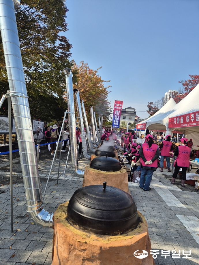축제장을 찾은 방문객들에게 ‘대왕님표 여주쌀’의 비빔밥을 제공하기 위해 10개의 대형 가마솥에 밥이 지어지고 있다. 김규철기자