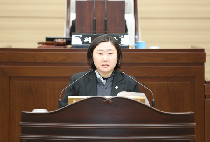 백슬기 인천 서구의원이 20일 열린 제277회 구의회 정례회 본회의에서 지자체 차원의 사이버 테러·협박 대응체계에 대한 제언을 하고 있다. 사진=서구의회