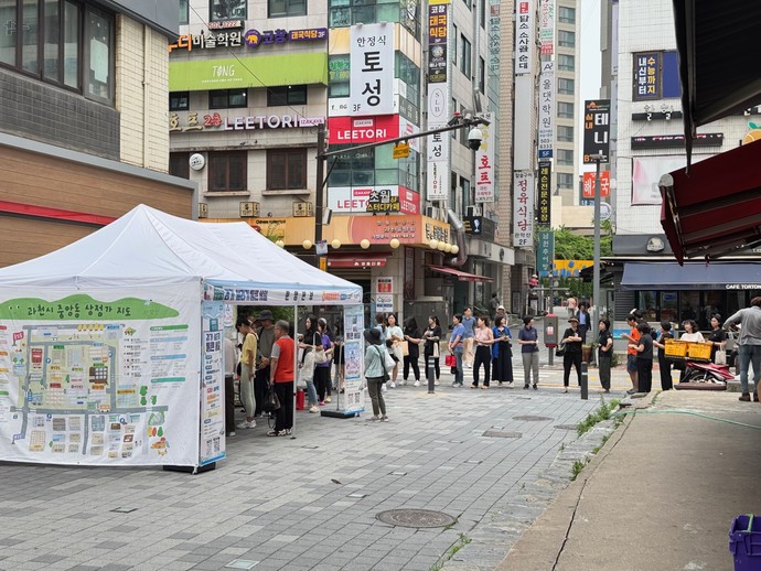 과천시에서 진행된 경기 살리기 통큰 세일에 참여한 시민들 모습 사진=과천시