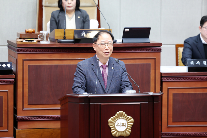 성훈창 시흥시의원이 20일 제332회 시흥시의회 제2차 정례회 제1차 본회의에서 ‘시흥형 나무심기 전략’ 도입을 제안하며 5분 자유발언을 하고 있다. 사진=시흥시의회