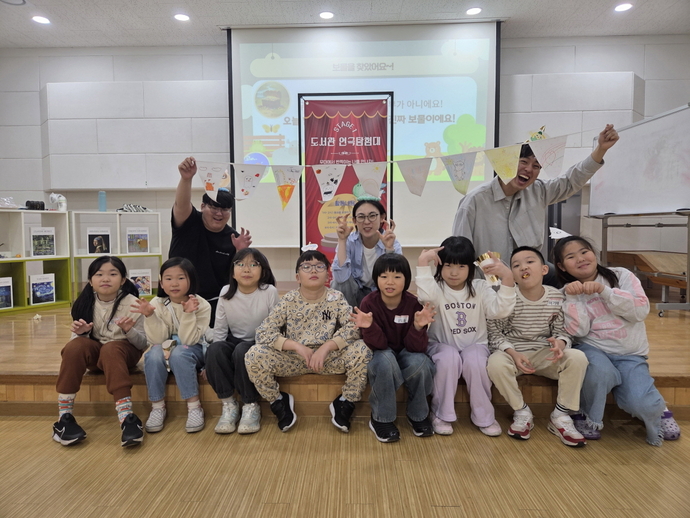 동두천시립도서관 문화누리실에서 열린 ‘무대 위에서 반짝! 나를 발견해요’ 연극체험교실을 마친 초등학생들이 강사들과 함께 포즈를 취하며 기념촬영을 하고 있다. 사진=동두천시청