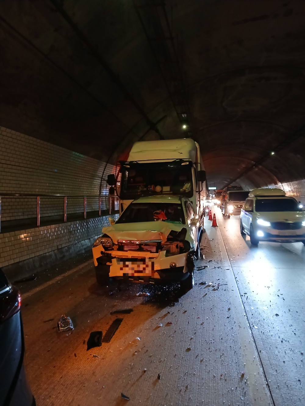 지난 19일 오후 6시 55분께 인천 중구 북항터널 내 도로에서 차량 4대가 잇따라 추돌했다. 사진=인천소방본부