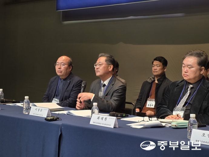 이상균(가운데) 평택시문화재단 대표이사가 평택아트센터의 향후 운영 방안에 대해 설명하고 있다. 이준도기자