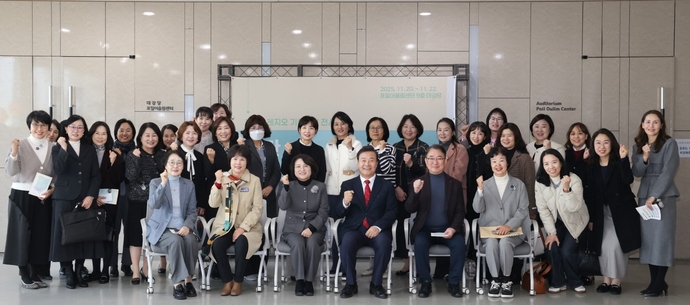 20일 포일어울림센터에서 열린 ‘제6회 레지오 기록작업 전시회’ 개회식에서 김성제 의왕시장과 보육·유아교육 관계자들이 기념촬영을 하고 있다. 사진=의왕시청