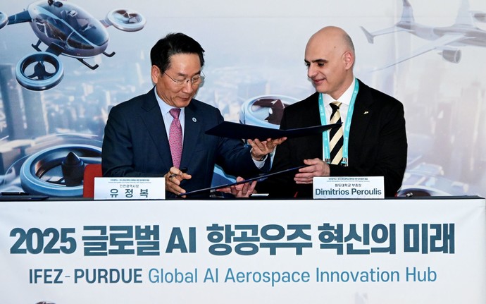 유정복 인천광역시장이 20일 송도컨벤시아에서 열린 '인천광역시-미국 퍼듀대학교 협력을 위한 업무협약 체결식'에서 디미트리오스 페룰리스 퍼듀대학교 부총장과 협약을 체결하고 있다. 사진=인천시