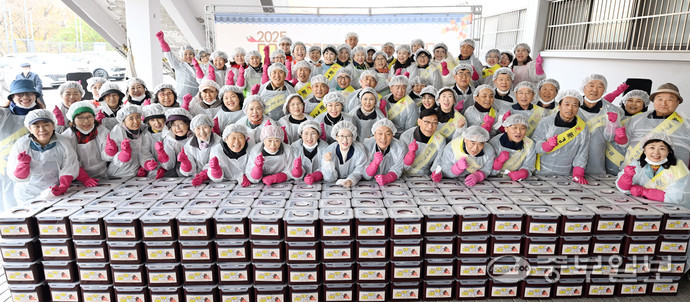 20일 중부일보와 ㈔신경기운동중앙회가 수원종합운동장에서 개최한 ‘2025 사랑의 김장담그기’ 행사 참여자들이 김장 전 기념 촬영을 하고 있다. 노민규기자