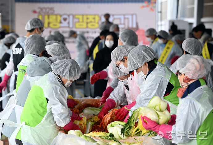 20일 중부일보와 ㈔신경기운동중앙회가 수원종합운동장에서 개최한 ‘2025 사랑의 김장담그기’ 행사에서 봉사자들이 김치를 담그고 있다. 노민규기자