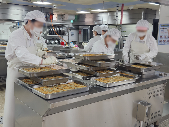 경기도의 한 고등학교 급식실에서 조리사들이 급식을 만들고 있다. 중부포토DB