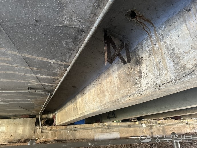 20일 계양구 작전동에 소재한 작전교 하부에 균열이 나 있다. 사진=노선우 기자