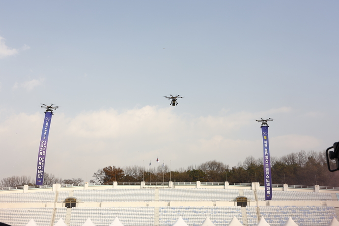 20일 개막한 이천 첨단방산드론 축제에서 드론 시범 운영을 하고 있다. 사진=이천시청