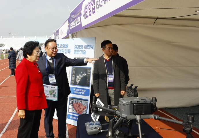 김경희 시장이 이천 첨단방산드론 페스티벌에 참여한 업체들의 부스를 찾아 관계자들을 격려하고 있다. 사진=이천시청