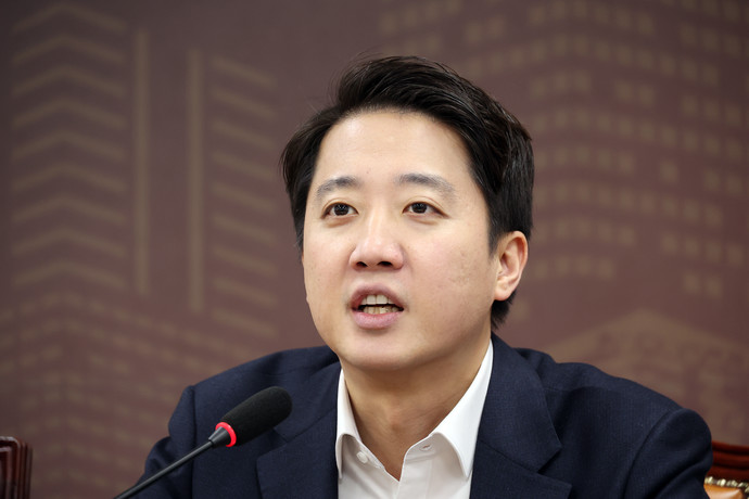 개혁신당 이준석 대표가 17일 서울 여의도 국회에서 열린 최고위원회의에서 발언하고 있다.  연합뉴스