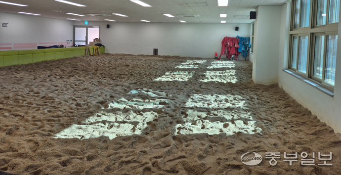 지난 10일 광주중 방문 당시 씨름훈련장 내 모래판. 이건우기자