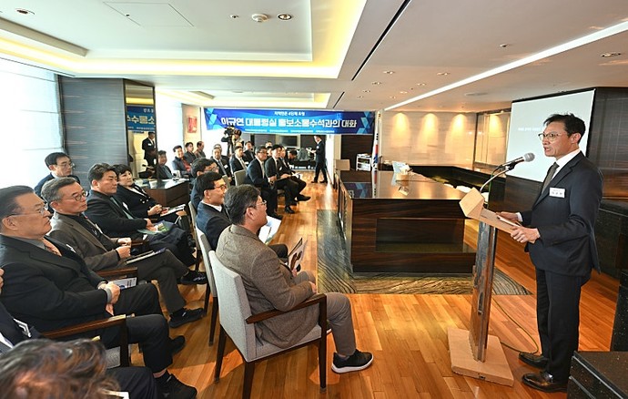 20일 롯데호텔 울산에서 대한민국지방신문협의회, 한국지방신문협회, 한국지역민영방송협회, 지역MBC사장협의회 등 4대 지역언론 단체가 개최한 '로컬 미디어데이' 행사에서 이규연 대통령실 홍보소통수석이 발언하고 있다. 사진=대한민국지방신문협의회