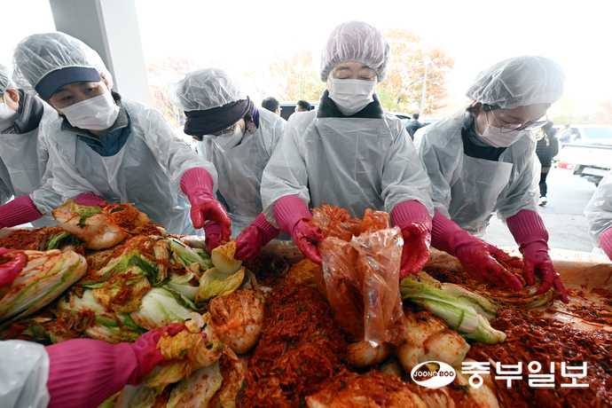 김동연 경기도지사의 배우자인 정우영 여사와 이정랑 회장이 김장을 담그고 있다. 노민규기자