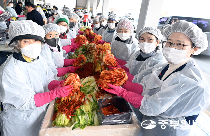 20일 오후 수원시 종합운동장에서 열린 2025 사랑의 김장 담그기 행사에서 최윤정 중부일보 대표이사와 김동연 경기도지사의 배우자인 정우영 여사, 이정랑 회장과 회원들이 김장을 하며 기념촬영을 하고 있다. 노민규기자