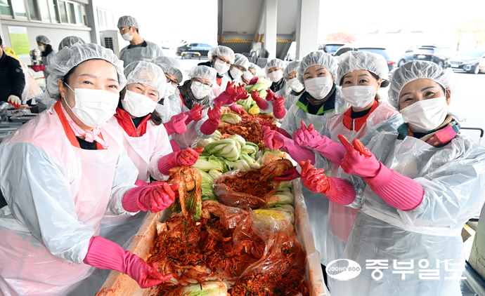 수원품바장구대학 관계자들이 김장을 하며 기념촬영을 하고 있다. 노민규기자