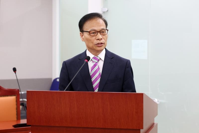 류인권 한국도자재단 대표이사 후보자가 20일 경기도의회 인사청문특별위원회에서 모두발언을 하고 있다. 사진=경기도의회