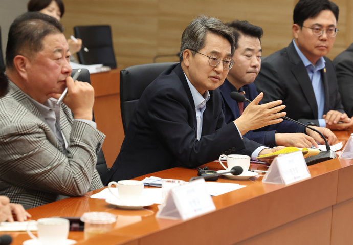 20일 오후 김동연 경기도지사가 파주 LG디스플레이(주) 국내복귀 투자현장을 방문해 김경일 파주시장, 정철동 LG디스플레이 대표이사, 박정 국회의원 및 관계자들과 간담회를 하고 있다. 사진=경기도청