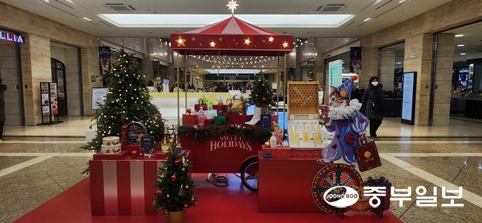 롯데백화점 분당점이 ‘스위트 홀리데이’(Sweet Holidays)를 주제로 크리스마스 분위기를 연출한 모습. 신연경기자