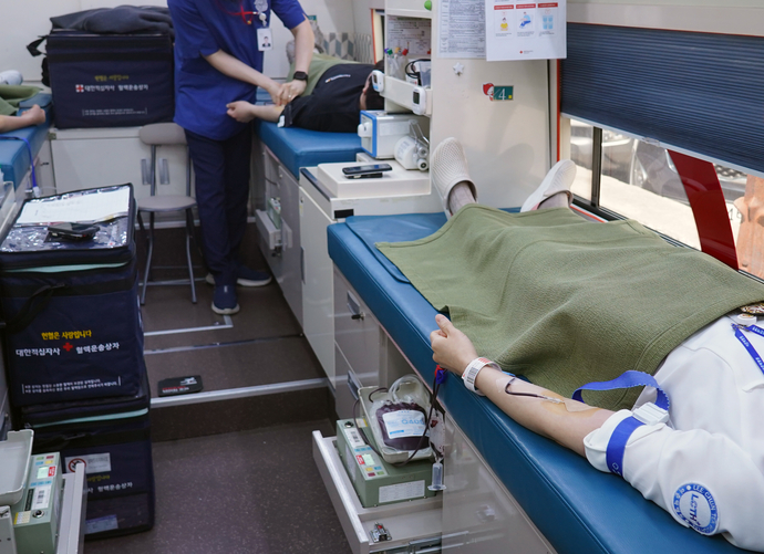 이춘택병원 임직원들이 사랑의 헌혈 캠페인에 참여하고 있는 모습. 사진=이춘택병원