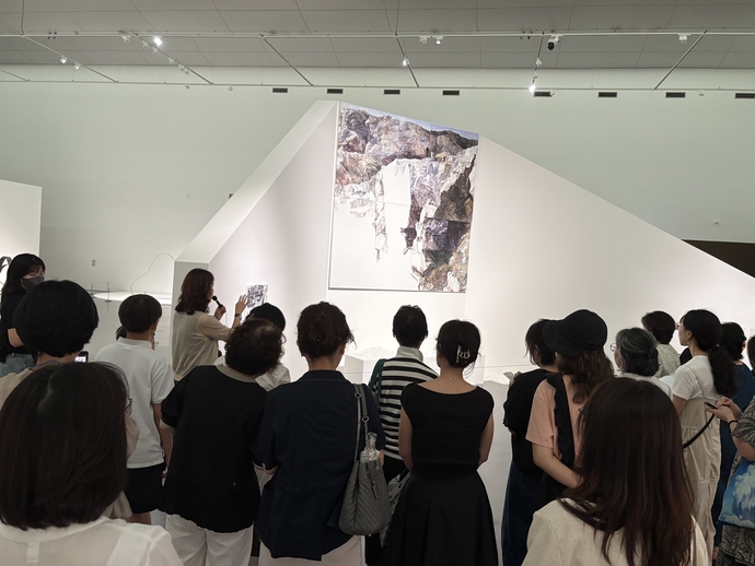 경기도미술관에서 진행되는 큐레이터 투어. 사진=경기문화재단